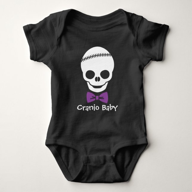 Cranio Baby Boy Skull mit Lila Bowtie Baby Strampler (Vorderseite)