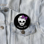 Cranio Kid Girl Skull mit Lila Bowtie Button<br><div class="desc">Ihr Kind hat viel durchgemacht,  feiert ihre Triumphe und bringt ein wenig Aufmerksamkeit für Craniosynostosis und ihre Bedienung mit diesem niedlichen Knopf mit einem Schädel mit einem lila Bogen auf ihm,  die Farbe des Cranio-Bewusstseins. Passen Sie den Text für eine ganz persönliche Nachricht an!</div>