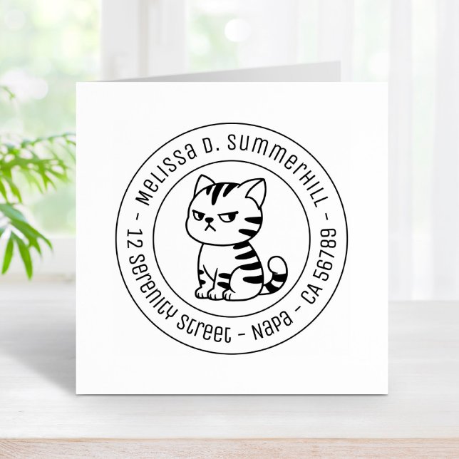 Cranky Tabby Cat Round Address Gummistempel (Von Creator hochgeladen)