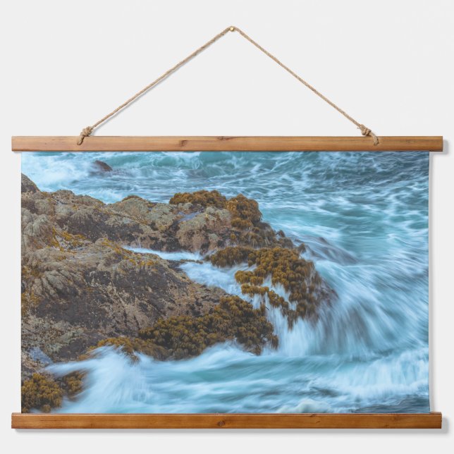 Crashing Ocean Waves on Rocky Shore Wandteppich Mit Holzrahmen (Vorne)
