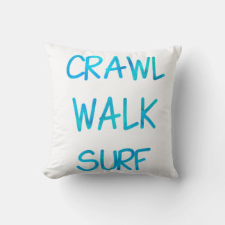 Crawl Walk Surf mit blauer Schrift Kissen