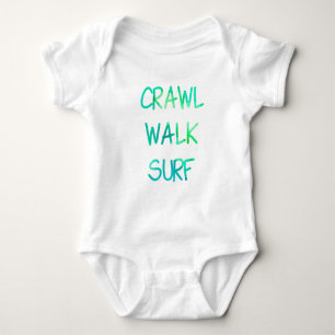 Crawl Walk Surf mit grünem Schriftart Baby Strampler