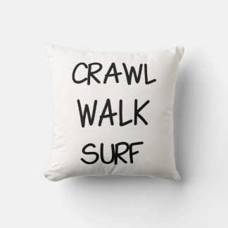 Crawl Walk Surf mit schwarzem Schriftart Kissen