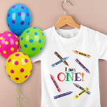 Crayon First Birthday Kids Name Party T-Shirt<br><div class="desc">Ich bin ONE! umgeben von farbenfrohen,  illustrierten Stiften mit dem Namen eines Geburtstagskinder auf jedem Stift. Ideal zum Party! Karo aus den anderen Stücken dieser lustigen Sammlung.</div>