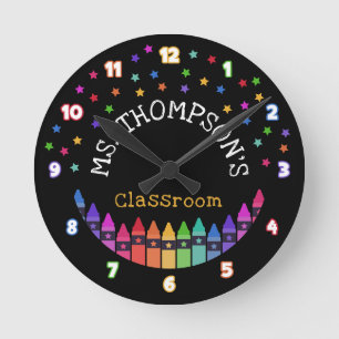 Crayons Stars Colorful Teacher's Name Klasse Runde Wanduhr