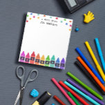 Crayons & Stars farbenfrohe Note vom Lehrer Notizblock<br><div class="desc">Eine Notiz aus dem Notizblock der Lehrerin,  personalisiert mit dem Namen des Lehrers unter bunten Sternen und über einer Reihe von Stiften in einem Regenbogenverlauf. Kindergarten Lehrer Notizblock mit bunten Stiften und Sternen.</div>