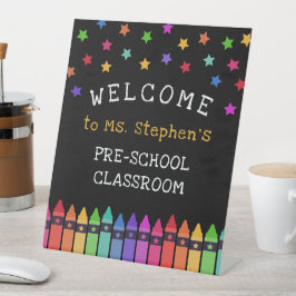 Crayons Stars farbenfrohe Willkommenslehrerin im K Sockelschild