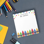 Crayons & Stars Note von Schullehrer Notizblock<br><div class="desc">Eine Notiz aus dem Notizblock der Lehrerin,  personalisiert mit dem Namen des Lehrers unter bunten Sternen und über einer Reihe von Stiften in rot,  blau,  grün und gelb. Kindergarten Lehrer Notizblock mit bunten Stiften und Sternen.</div>