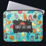 Crazy Cat Lady Niedlich und spielerisch Cat Patter Laptopschutzhülle<br><div class="desc">Ein Laptop-Ärmel mit einem schönen,  sich wiederholenden Muster. Eine Menge frischer Kätzchen. Rollen,  Stretchen und Stretchen. Die Hintergrundfarbe ist grün. Auf dem oberen Text steht "Crazy Cat Lady" mit einem niedlich orangefarbenen Tabby,  das auf dem Rücken über dem Text liegt.</div>