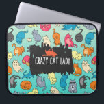 Crazy Cat Lady Niedlich und spielerisch Cat Patter Laptopschutzhülle<br><div class="desc">Ein Laptop-Ärmel mit einem schönen,  sich wiederholenden Muster. Eine Menge frischer Kätzchen. Rollen,  Stretchen und Stretchen. Die Hintergrundfarbe ist grün. Auf dem oberen Text steht "Crazy Cat Lady" mit einem niedlich orangefarbenen Tabby,  das auf dem Rücken über dem Text liegt.</div>