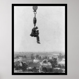 Crazy Fotograf auf dem Haken eines Krans 1918 Poster