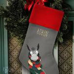 Crazy Fun Niedlich festlicher Winter Donkey | Chic Weihnachtsstrumpf<br><div class="desc">Der Fru Duck Co bringt Ihnen diesen lustigen, niedlich festlichen Winterdonkey in einer geklügelten, handgezeichneten Abbildung mit elegantem, grauem Hintergrund. Fügen Sie ein wenig lustigen Fru um das Haus in diesen Ferien. Funny! Feierlich! Spaß! Passen Sie es an! Personalisiere es! Gib es! Behalt es für dich! Fügen Sie ihm einen...</div>