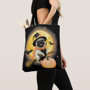 Crazy Happy Halloween Mops Reiten in einem fliegen