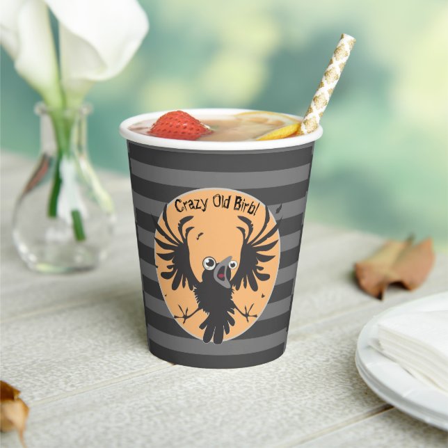 Crazy Old Birb Raven Pappbecher (In Situ)