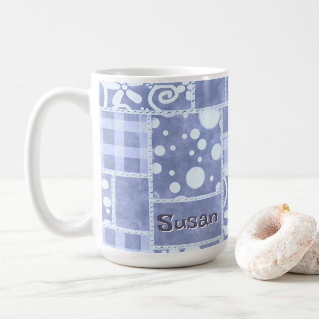 Crazy Quilt Blau Gingham Blumen Personalisiert  Kaffeetasse (Mit Donut)