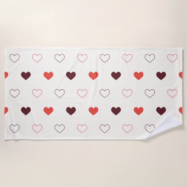Cream Background with Red & Burgundy Hearts Strandtuch (Vorderseite)
