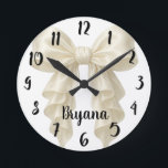 Cream Cascade Ruffle Bow Elegante Girly Runde Wanduhr<br><div class="desc">Anpassen mit jedem Text.</div>