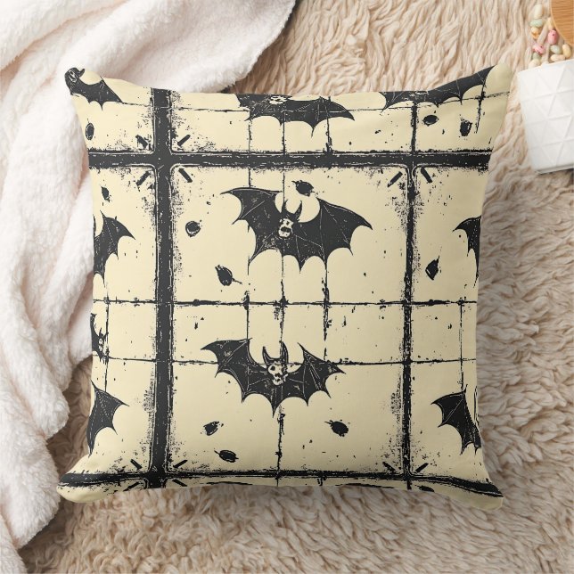 Cream Denim Grunge Patchwork mit Fledermäusen (2) Kissen (Decke)