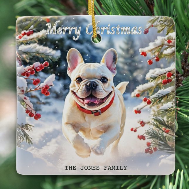 Cream French Bulldog in Snow Frohe Weihnachten Keramikornament (A personalized Christmas ornament with picture of a cream French bulldog running through winter snow)