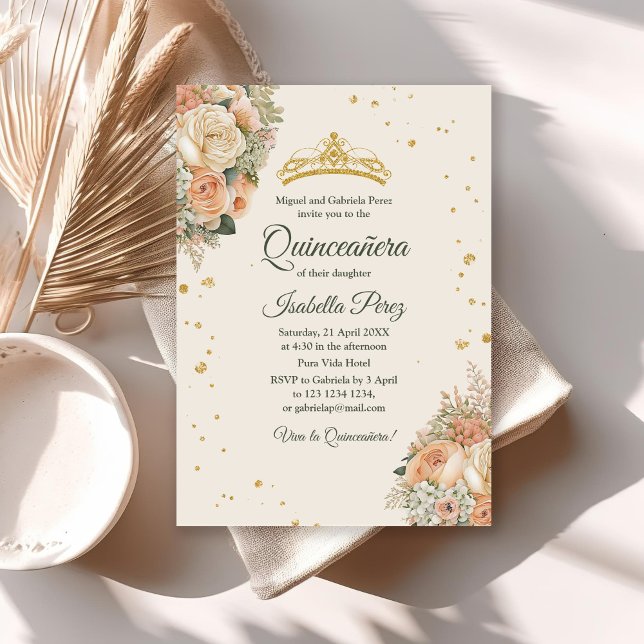Cream Peach Floral and Gold Tiara Quinceanera Einladung (Cream Peach Floral and Gold Tiara Quinceanera Invitation on a table with neutral decoration.)