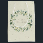 Cream Snowberry Eukalyptus Christmas/Holiday Mittlere Geschenktüte<br><div class="desc">Elegante,  creme,  weihnachtlich/urlaub Geschenktasche mit einer persönlichen Nachricht. Mit einem Kranz aus handgemalten Snowberries und Eukalyptus. Der gesamte Text ist vollständig editierbar,  sodass Sie den Schriftart leicht ändern können. Verschiedene Taschen in verschiedenen Größen und Koordinatensets in meinem Geschäft verfügbar.</div>