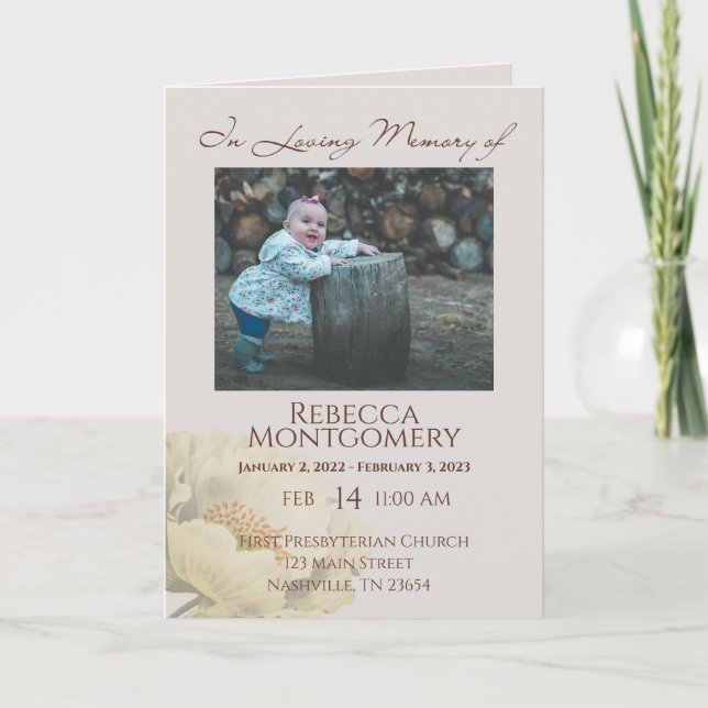 Creamy White Florals Fold Beerdigung Programm (Vorderseite)