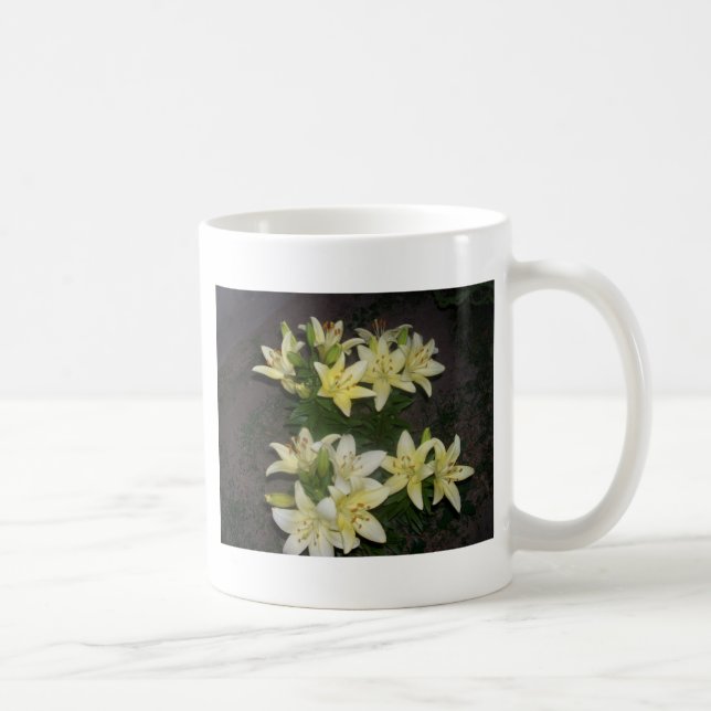 Creamy White Lilies auf schwarzem Hintergrund Kaffeetasse (Rechts)