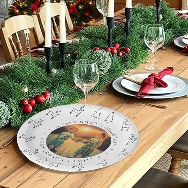 Create your own nordic family photo christmas pappteller (Create your own nordic family photo christmas paper plates.)