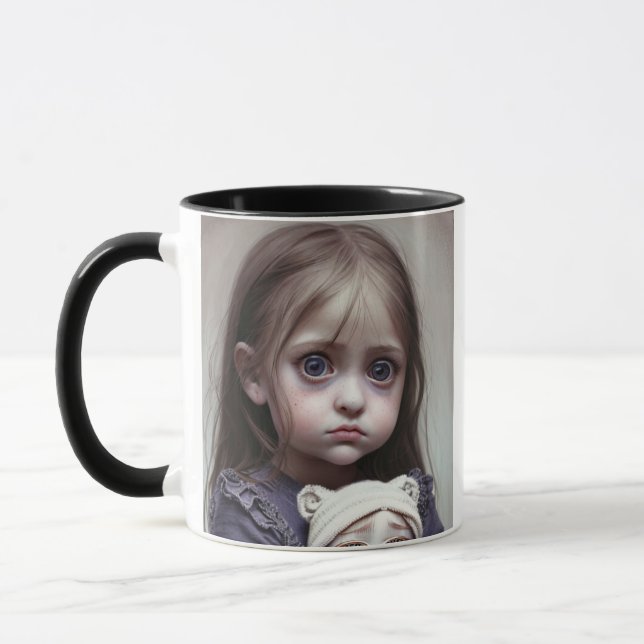 Creepisches Kind mit Puppenkind Halloween Eerie Tasse (Links)