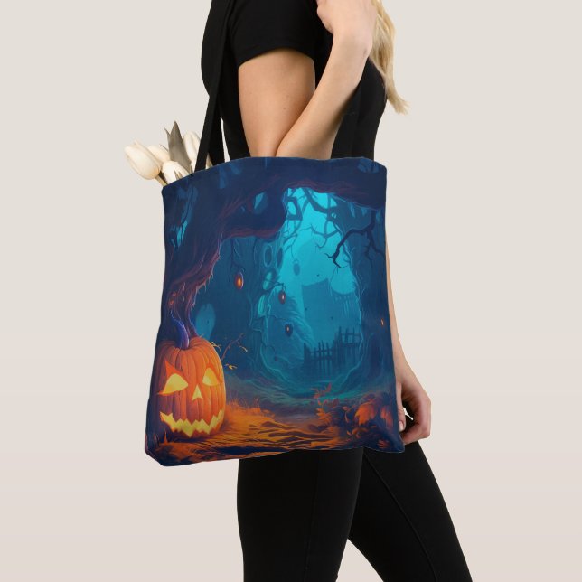 Creepy Big Jack-O' Lantern im Forest Halloween (Von Nahem)