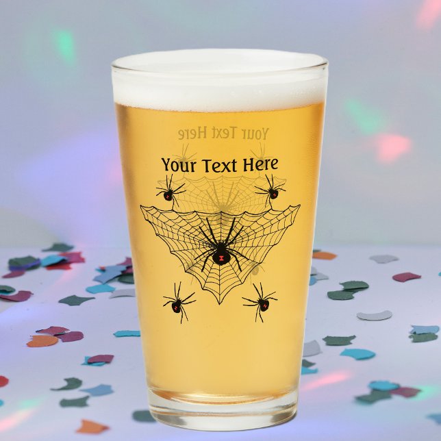 Creepy Black Widow spioniert rote Markierung im We Glas (Creepy black widow spiders red hourglass markings black spider web on glass drinking tumber.)