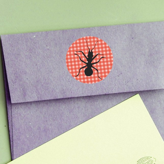 Creepy Crawly Ant Kariert Runder Aufkleber (Big black ant on red white picnic tablecloth plaid round stickers.)