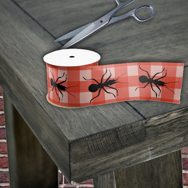 Creepy Crawly Marching Black Ant Kariert Tableclou Satinband (Wide ribbon in red and white plaid with big black crawling ants.)