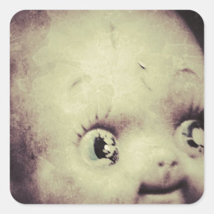 Creepy Doll Quadratischer Aufkleber