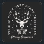 Creepy gothic Christmas Rentier Skelett Quadratischer Aufkleber<br><div class="desc">Cremefarbene Weihnachtsrentierskelette Hirschkopf lustige Urlaubswünsche frohe Weihnachten dunkle akademische Retro Vintage schwarz-weiß gothischen ästhetischen Aufkleber Pack Geschenke Dekoration.</div>