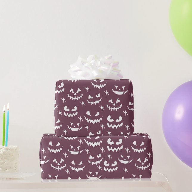 Creepy Jack-O' Lantern Faces Lila Halloween Geschenkpapier (Partygeschenke)