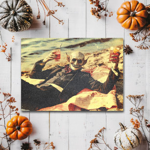 Creepy Vintag Vampire am Sommerstrand Postkarte