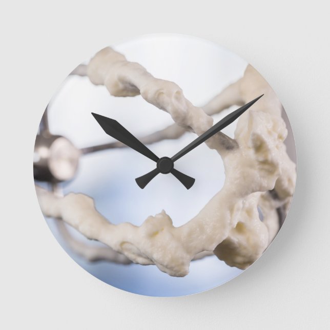 Creme auf einem Mischmasch Runde Wanduhr (Vorderseite)