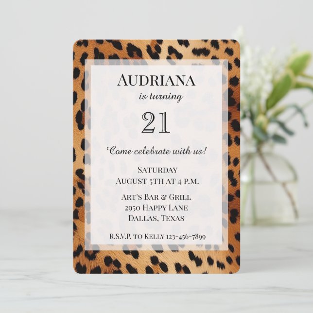 Creme Black Leopard Animal Print Birthday Einladung (Stehend Vorderseite)