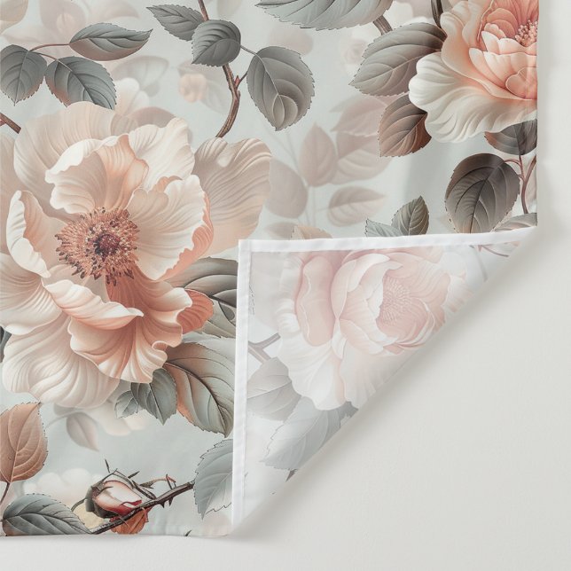 Creme-Blume mit grauen Blätter auf einem hellgraue Wandteppich (Detail)