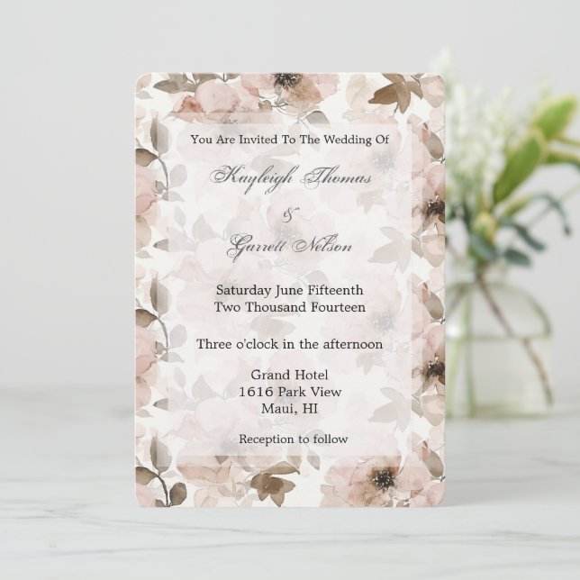 Creme Blush Pink Bloral Hochzeit Einladung (Stehend Vorderseite)
