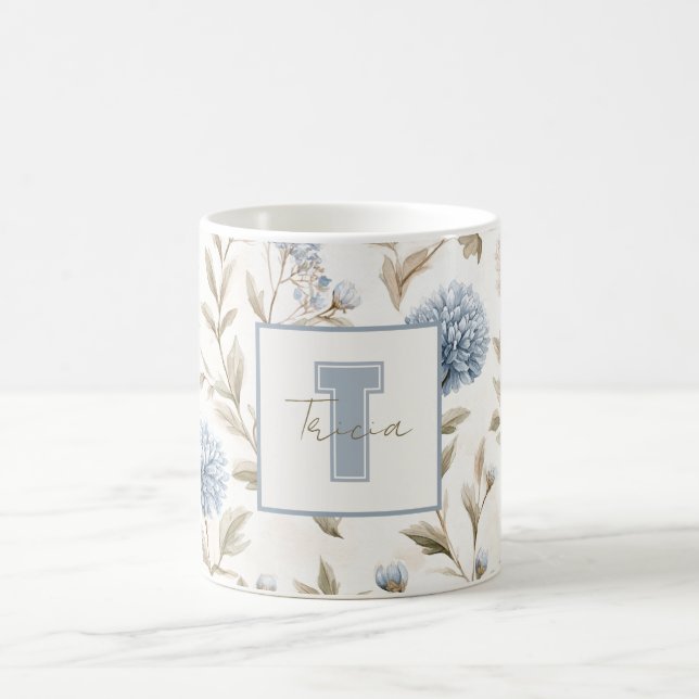 Creme Braun Blaue Blumen Monogramm Anfangsname Kaffeetasse (Mittel)