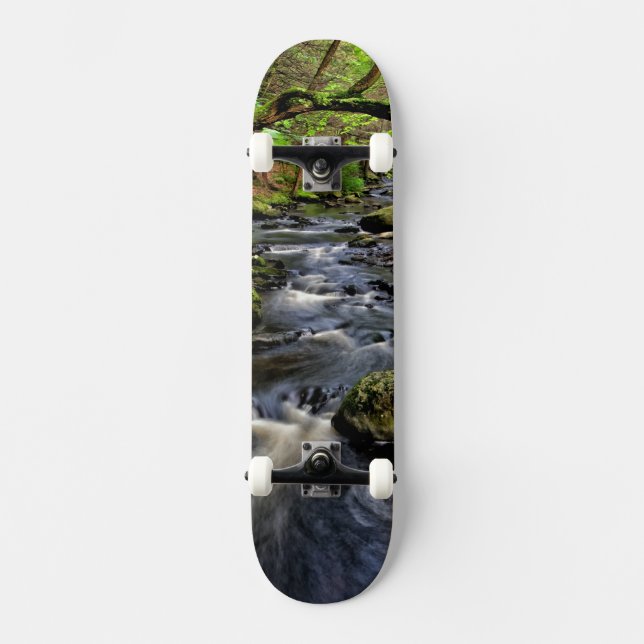 Creme fließt durch den Wald Skateboard (Vorderseite)