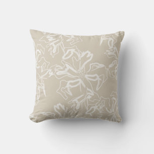 CREME IN WHITE THROW PILLOW KISSEN