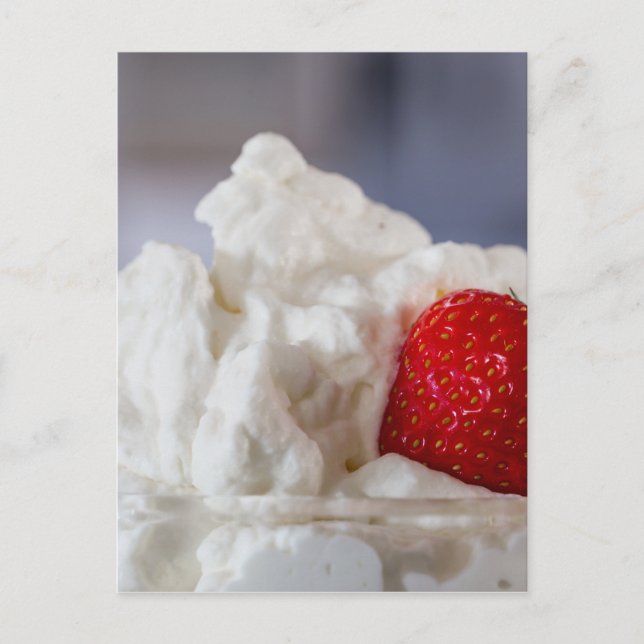 Creme mit Erdbeeren in einer Glasschüssel Postkarte (Vorderseite)