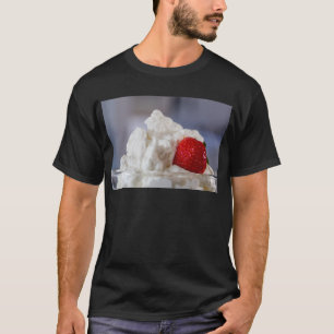 Creme mit Erdbeeren in einer Glasschüssel T-Shirt