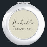 Creme Personalisiert Blume Girl Taschenspiegel<br><div class="desc">Erstellen Sie einen personalisierten Kompaktspiegel für alle besonderen Menschen in Ihrer Hochzeit. Der Name und der Titel können an Ihre Bedürfnisse/Ihren Wortlaut angepasst werden.</div>