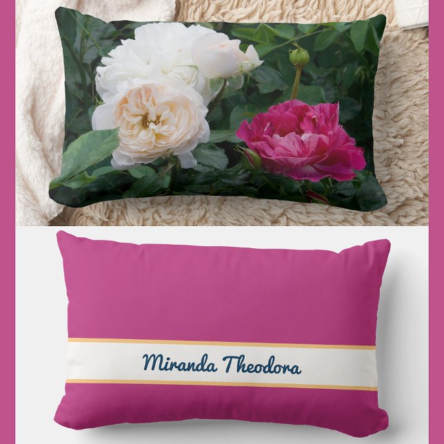 Creme und rosa gestreute Rose mit personalisiertem Lendenkissen (Elegant, modern personalized name floral pillow. Photo of cream & streaked pink roses. Calligraphy)