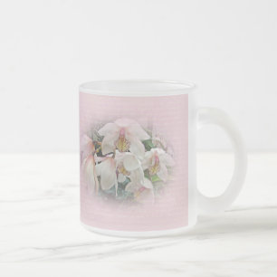 Creme und rosa Orchideen auf rosa Mattglastasse