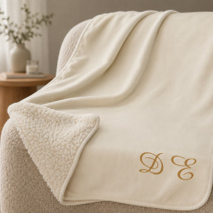 Cremebeige minimalistische monogrammierte Flieswol Sherpadecke